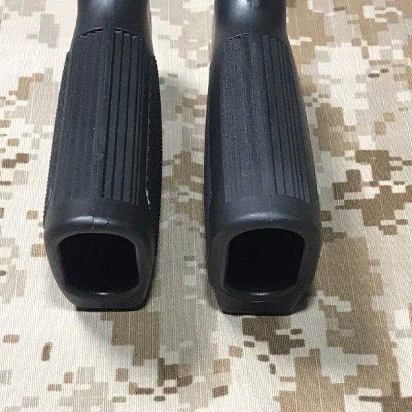 画像11: 沖縄放出品 米軍官給品 AR15 A2グリップ  (1)