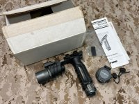 実物 SUREFIRE M910A-WH フォアグリップ　ウェポンライト