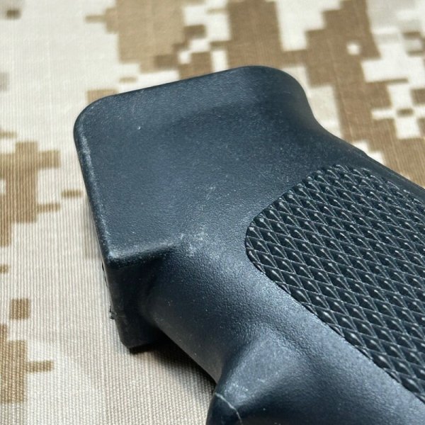 画像4: 沖縄放出品 米軍官給品 AR15 A2グリップ  (1)