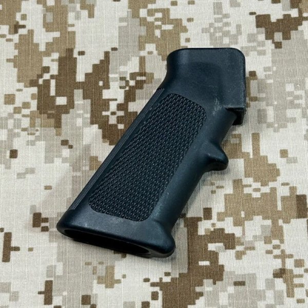 画像5: 沖縄放出品 米軍官給品 AR15 A2グリップ  (1)