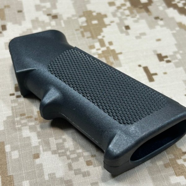 画像3: 沖縄放出品 米軍官給品 AR15 A2グリップ  (3)