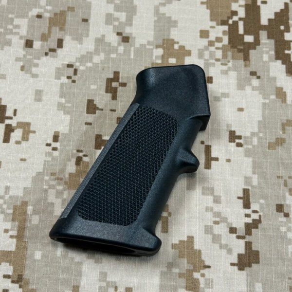 画像4: 沖縄放出品 米軍官給品 AR15 A2グリップ  (3)