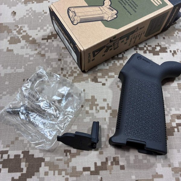 画像2: 実物 magpul MOE  グリップ  AR15/M4  BLACK  BLK-415