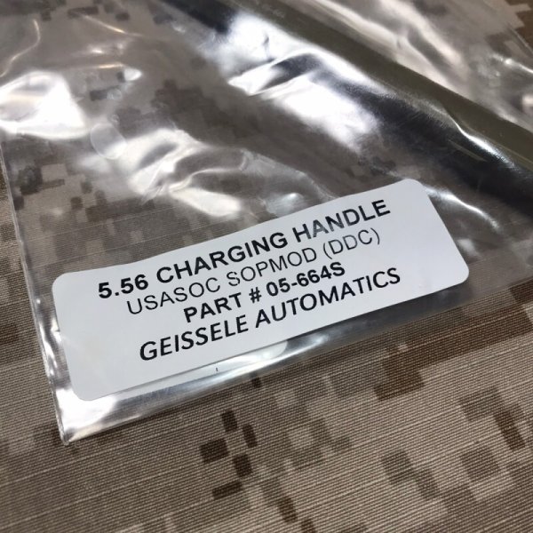 画像10: geissele USASOC SOPMOD Charging Handle 5.56 DDC PN:05-664 (10)