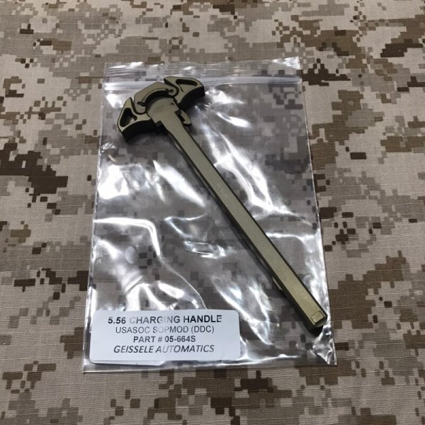 画像11: geissele USASOC SOPMOD Charging Handle 5.56 DDC PN:05-664 (11)