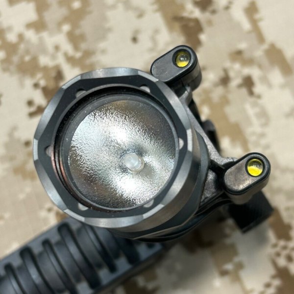 実物 SUREFIRE M910A-WH フォアグリップ ウェポンライト - BLACK