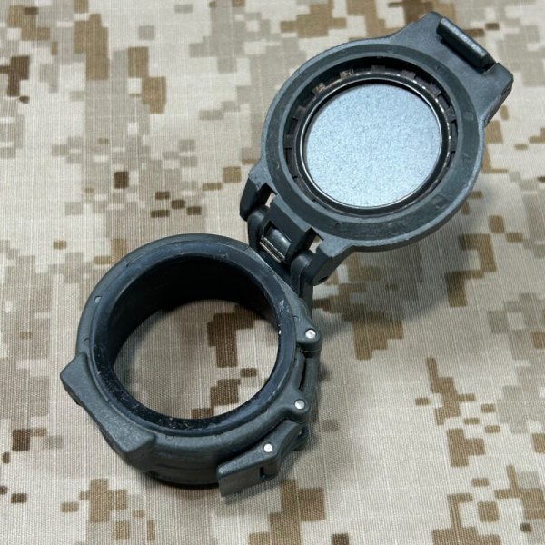 画像20: 実物 SUREFIRE M910A-WH フォアグリップ ウェポンライト (20)