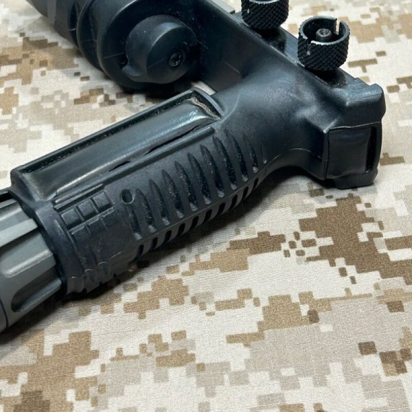 画像13: 実物 SUREFIRE M910A-WH フォアグリップ ウェポンライト (13)