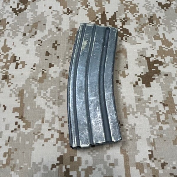 画像4: 沖縄放出品 実物 M4/M16 5.56mm  30rd アルミマガジン USED 4 (4)