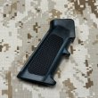 画像4: 沖縄放出品 米軍官給品 AR15 A2グリップ  (2) (4)