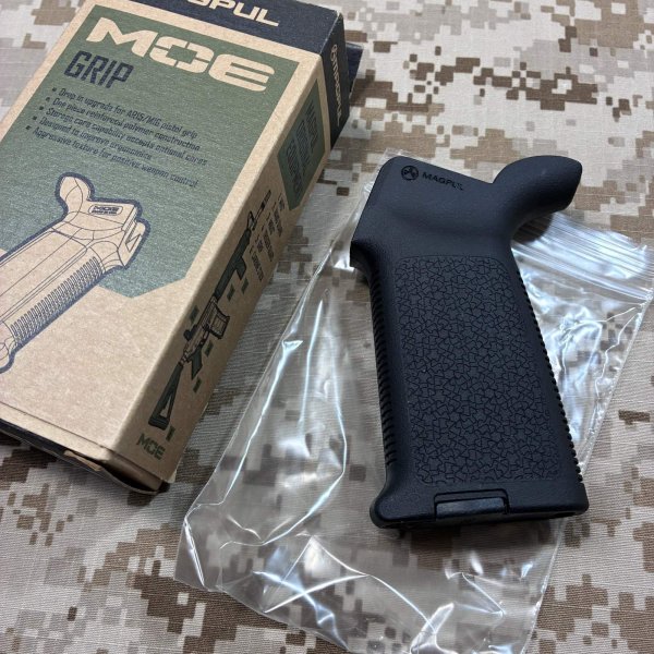 画像1: 実物 magpul MOE  グリップ  AR15/M4  BLACK  BLK-415 (1)