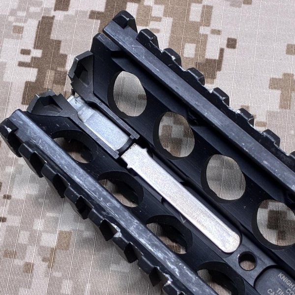 画像9: 放出品  実物 Knights ナイツ RAS ハンドガード（レールパネル、フォアグリップ付き）  (9)